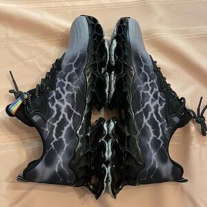New  lighting Venom Sneakers by Aulemen size 10 men’s brand new never worn